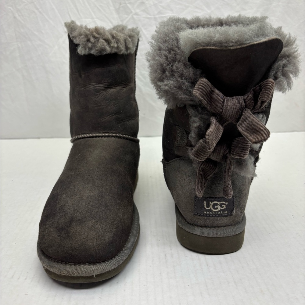 UGG Australia Chestnut Short Sheepskin Boots with Bow Back, SZ 7, box 23